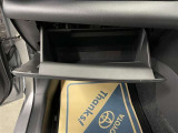 【グローブボックス 】車検証や取扱説明書などの書類を収納するスペースです(^^)