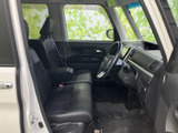 座り心地の良いシートが、長距離運転でも疲れを軽減します。広々とした空間は、ドライバーとパッセンジャー双方に快適な乗り心地を提供します。