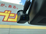 【前後ドライブレコーダー】付けようと思うと意外と高額な前後ドライブレコーダーも装着しているので、あおり運転などされたときも強い味方になってくれるので安心してドライブを楽しめます。