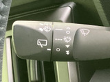 雨天時でもクリアな視界を確保できるワイパーレバー。運転状況に合わせて、最適な設定で快適なドライブを。