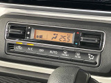 【オートエアコン】一度お好みの温度に設定すれば、車内の温度を検知し風量や温度を自動で調整。暑い&hellip;寒い&hellip;と何度もスイッチ操作をする必要はありません。快適な車内空間には必須の機能ですね♪