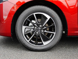標準装備の純正16インチアルミホイール。タイヤサイズは185/60R16です。