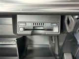 【ETC】高速道路などの料金所における自動料金支払いシステムです。車載器と料金所のアンテナとの間で無線通信を行い、料金を自動で支払うことができます。