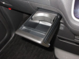運転席と助手席の間にはドリンクホルダーがあります。取りやすい位置にありますからドライブも楽しくなりますね!