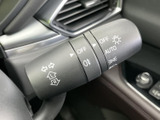 操作しやすいウインカーレバーで、安全な車線変更をサポート。直感的な操作性で、運転の負担を軽減します。