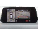 車体の大きいCX-8でも、狭い駐車場やT字路での取り回しが劇的に楽になる『360&deg;ビューモニター』を完備。上空から見下ろす全周囲カメラと障害物センサーの連携で、周囲の見通しを高めます。