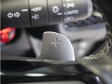 ◆減速セレクター装備◆ステアリングホイールの左右に取り付けられた2つのパドルスイッチで減速の強さを調整。 左側の「-」を操作すると減速を強く、右側の「+」を操作すると減速を弱くすることができます。