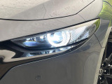【LEDヘッドライト】悪天候や夜間走行時も良好な視界を確保し安心して運転できる高輝度LEDヘッドライトを装備!点灯速度が早く、消費電力も抑えられています。