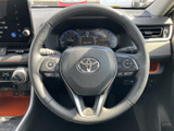 握りやすいステアリングは、運転操作をスムーズにします。快適なドライビング体験をサポートします。