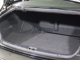 個性的なリアビューで御座います。精悍な佇まいは高級車ならではです。