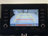 こちらのバックカメラは画面にラインが表示されておりますので、バック時のクルマの進行方向の目安になります。より高いレベルで車庫入れをサポートする、便利な機能ですね。