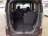 後席は分割可倒式で、用途に合わせてアレンジ可能。荷物の量や乗車人数に応じて柔軟に使える便利なシートです。
