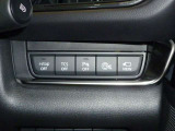 【パーキングセンサー】障害物などが車両に近づいた際に、音と画面表示にてお知らせしてくれます。警告音も段階的に鳴ってくれるので、どのくらいの近さなのか感覚的に察知することが出来ます♪