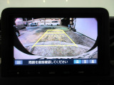バックカメラの画像です。ガイドラインがスムースな車庫入れをサポートいたします。車庫入れの安心感がアップしますね。