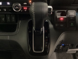 CVT車のセレクトレバーです。低速から高速まで、変速ショックのないスムーズな走りと、エンジン効率のよい領域を維持して燃費にも貢献します。サイドブレーキはスイッチ操作の電子制御パーキングブレーキです。