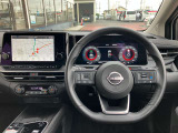使いやすく安全な操作性と良好な視界を実現した運転席!