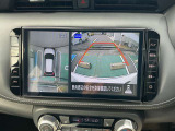 【アラウンドビューモニター】周囲を見渡せる映像で、スムースな駐車をサポートします