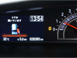 とっても見やすいメーターです。夜間時はラグジュアリーな気分にさせてくれる照明が魅力ですので、夜のドライブも楽しみになりますよ♪