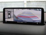 車両の前後左右にある4つのカメラを合成することで、まるでご自身のクルマを空から見ているような俯瞰での映像を映し出してくれます。バック時ももちろんのこと、前進時に視界の悪い交差点でも役に立ちますね。