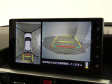 【全周囲モニター】車を上空から見下ろしたような映像をカーナビ画面に映し出し、車庫入れや縦列駐車をサポートしてくれます。