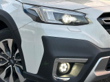 【LEDヘッドライト】悪天候や夜間走行時も良好な視界を確保し安心して運転できる高輝度LEDヘッドライトを装備!点灯速度が早く、消費電力も抑えられています。