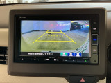 【バックカメラ】運転が苦手な方も車庫入れラクラクです!ギアをリバースに入れれば自動的に切り換わりますので、面倒な操作は不要です♪狭い駐車場もお車を傷つけず安心ですね!