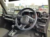 ドライバーシートからの視界は良好。操作しやすい配置で、快適な運転をサポートします。シンプルで機能的な空間です。
