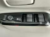 運転席のスイッチで全てのウィンドウの開閉操作を行うことができます。ロックボタンをONにしておくと、運転席以外のウィンドウは作動しないのでお子様を乗せているときなども安心ですね♪