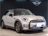 MINIのフロントグリルのデザインはイギリスで生まれた当初から、シルバーのサイドバーが折り重なった伝統的なデザインで御座います。その伝統はBMWのお車になってからでも少しずつ形を変えて守られております