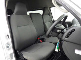 高いホールド性で運転姿勢が安定します。長距離ドライブでも疲れにくいのが魅力です。快適なドライビングライフをお送りください♪