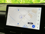 見やすい地図表示で、目的地へのナビゲーションをサポート。スムーズな運転をアシストし、初めての道でも安心です。運転に集中できる環境です。