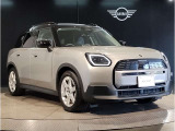 MINIのフロントグリルのデザインはイギリスで生まれた当初から、シルバーのサイドバーが折り重なった伝統的なデザインで御座います。その伝統はBMWのお車になってからでも少しずつ形を変えて守られております