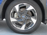 純正18インチアルミホイール。 タイヤサイズは225/55R18。納車時に弊社指定の新品タイヤ4本を交換いたします。