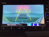 バックでの車庫入れも安心です! リアカメラが付いているバックモニター付のナビを装備しております。操作線もついており距離感も画面から確認できます。
