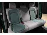 安全性と快適性を追求した、少し硬めのシート。 これは長時間の運転や渋滞などの状況でも、身体の疲労度が少ないことを求めたものです。