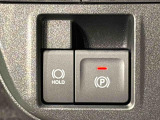 指先だけで簡単に操作が可能な電動パーキングブレーキを採用。「HOLD」スイッチを押すと、渋滞や信号待ちなどでブレーキペダルから足を離しても、ブレーキを保持するので安心です