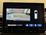 リバースギアに入れるだけで後方の表示へ切り替わります。夜間や雨の日の駐車も楽になりますよ。