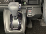 CVT車のセレクトレバーです。低速から高速まで、変速ショックのないスムーズな走りと、エンジン効率のよい領域を維持して燃費にも貢献します。サイドブレーキはスイッチ操作の電子制御パーキングブレーキです。