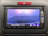 ギヤをR(バック)に入れるとナビの画面に後ろの映像が映るリアカメラ付です。後退時、コンディションが悪い視界でもカラーバックモニターがドライバーをサポートします。