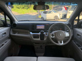 インパネシフトで足元広く使い勝手のいい車です。