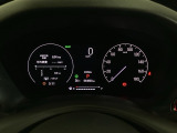 ハイブリット車専用のメーターです。右側の大型スピードメーターに加え、ステアリングスイッチを使って左のマルチインフォメーション・ディスプレイで燃費や動力伝達などの情報が見れるようになっています。