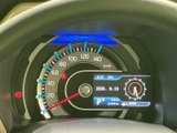 視認性の高いメーターで、運転に必要な情報を的確に把握できます。速度、回転数、燃費など、あらゆる情報をクリアに表示します。
