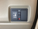 左側電動スライドドアは運転席からでも操作ができるように、ハンドル付近に開閉の操作スイッチが付いています。
