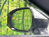 【ブラインドスポットモニター】走行中、ドアミラーの死角になりやすい箇所に後続車が接近するとサイドミラーのレンズに警告を表示!ドライバーに注意喚起をしてくれます。