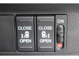 リア両側にパワースライドドアを装備。リモコンや運転席のスイッチ操作のほか、ドア反動を少し引くだけでリアドアが自動開閉します。