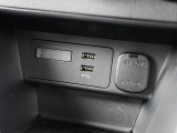 CD/DVD再生プレーヤーは装備されておりませんがフルセグTVチューナー、USB端子やブルートゥースオーディオは備えています。