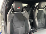 高いホールド性で運転姿勢が安定します。長距離ドライブでも疲れにくいのが魅力です。