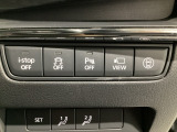 運転席脇のクラスタースイッチ部分にはカメラ切り替えスイッチ、パーキングセンサー、その他走行系スイッチを集中配置しております。