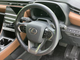 握りやすい形状で、運転操作をサポート。ステアリングスイッチで、オーディオやハンズフリー通話などを操作でき、運転に集中できます。