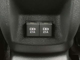 充電用USB端子付き。スマートフォンなどの充電に便利です。